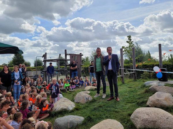 WETHOUDER STAN MEULBLOK OPENT GROEN BEWEEGPLEIN BIJ BASISSCHOOL DE WINGERD